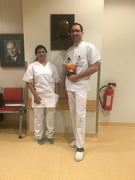 kleine Frau und großer Mann in weißer Kleidung auf Klinikflur, HNO-Klinik der Unimedizin Rostock 