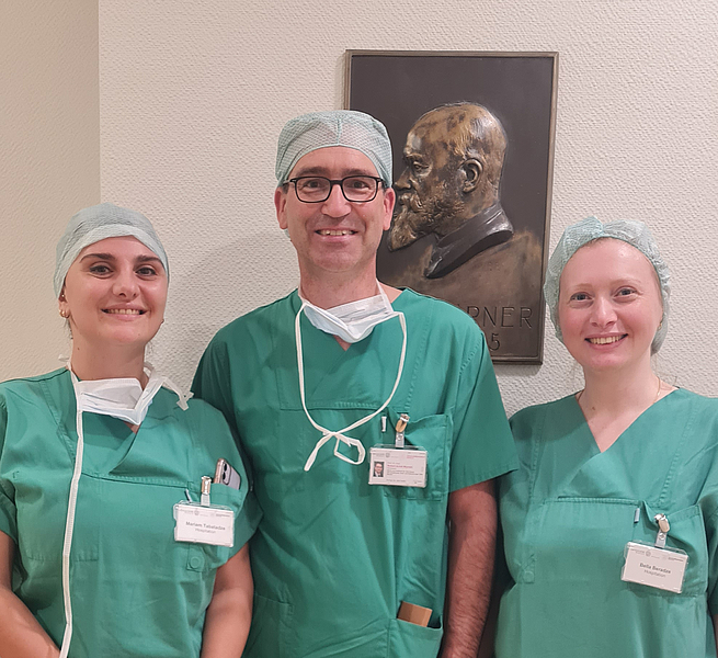 zwei Ärztinnen und ein Arzt in grüner OP-Kleidung, HNO-Klinik der Unimedizin Rostock 